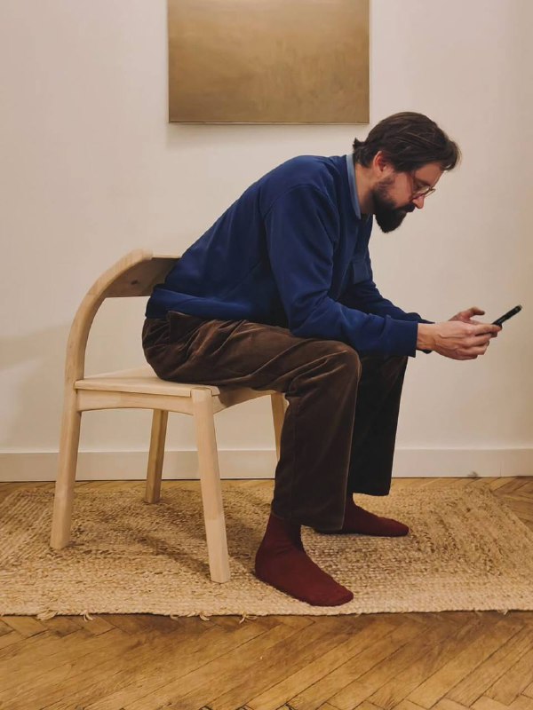 Смеюсь: московский дизайнер Иван Майн выпустил стул-СУТУЛ! Специально для тех, кто весь день сидит в