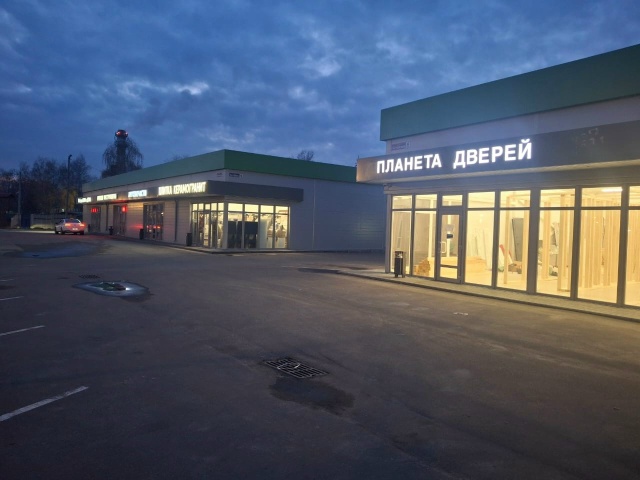 В магазин дверей, окон и ламината *требуется продавец*, ...