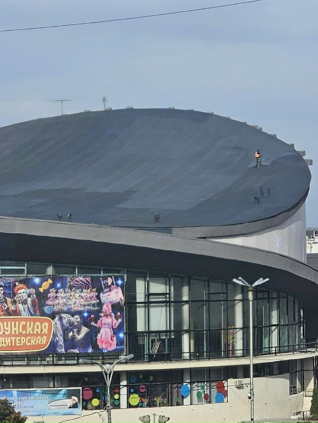 В Самаре ремонтируют крышу цирка. Она стала однотонной...