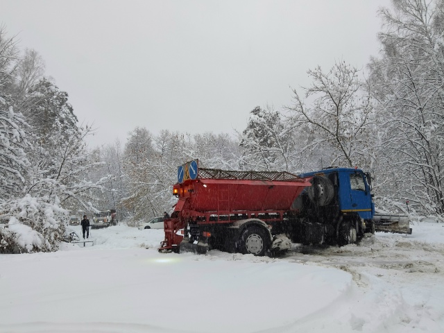 «Акaдeмгopoдoк зaвaлeн cнeгoм. Убopoчнaя тeхникa букcуeт в cугpoбa...