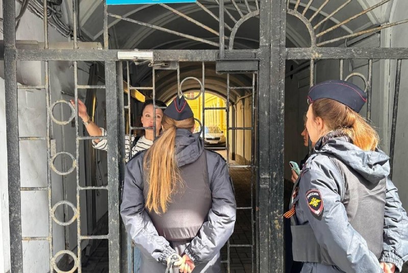Жителей домов на Невском заперли в дворах до окончания шествия «Бессмертного полка», сообщают СМИ.
