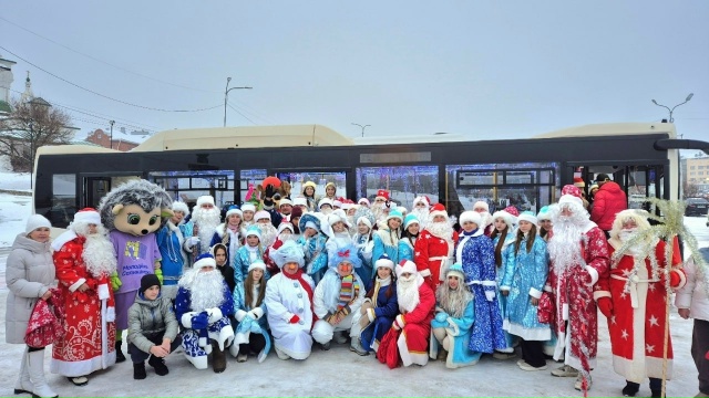 В Соликамске прошло шествие Дедов Морозов и Снегуроче?...