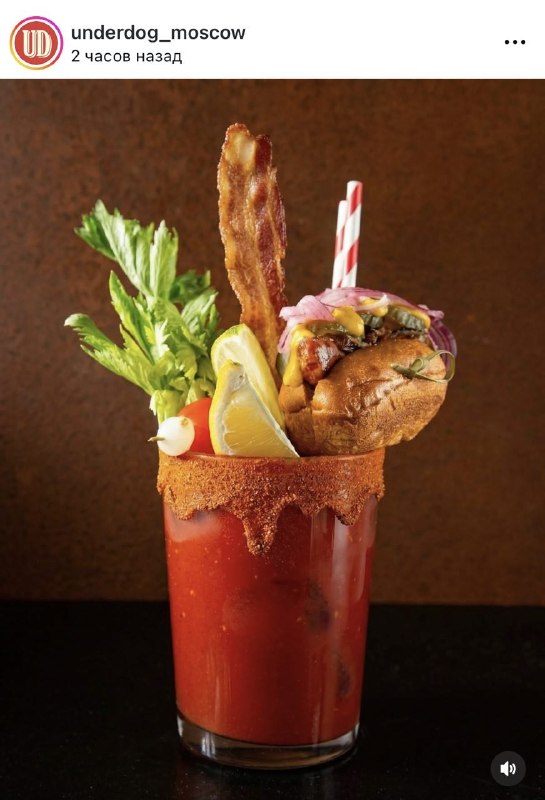 Лол, в баре Underdog выпустили коктейль «Безумная Мэри» с КИМЧИ, кучей разных закусок и мини хот-дог