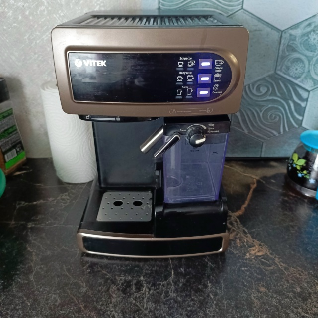 Продам кофемашину в отличном состоянии , коробка докум...