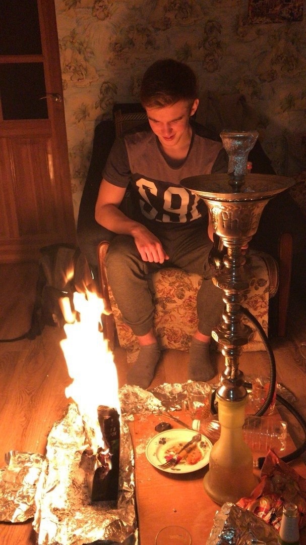 Мистр кальянщик совсем забыл про технику пожароопасно...