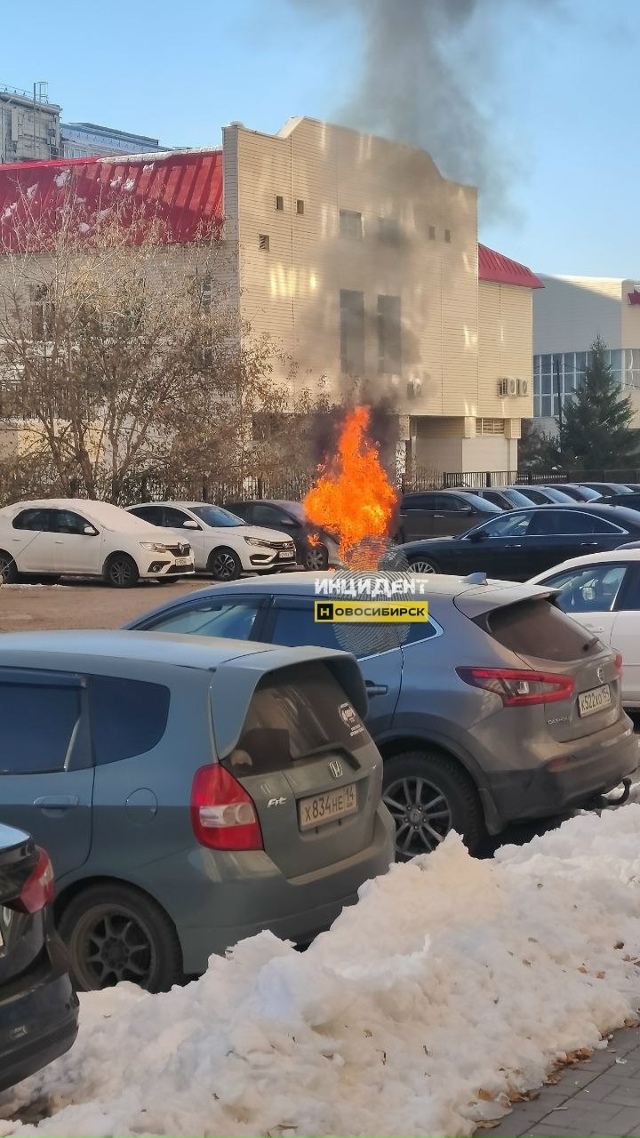 Πo aдpecу Дoбpoлюбoвa, 162/1 гopит aвтoмoбиль. О пocтpaдaвших нe cooбщ...