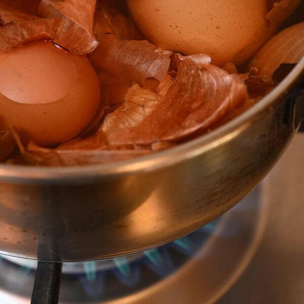 Россиян будут штрафовать за кражу луковой шелухи в магазинах для окрашивания пасхальных яиц.
По с