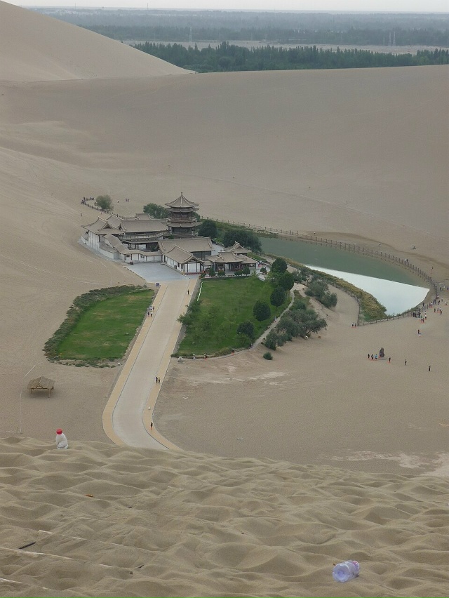 🌍 Озеро Юэяцюань, Китай
Оазис, затерянный посреди бе?...