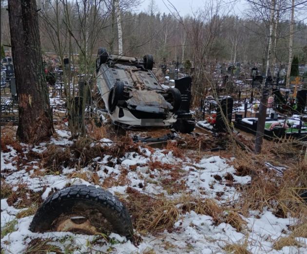 В Ленобласти каршеринг улетел с трассы и прилетел прямо на кладбище.
Маршрут перестроен…