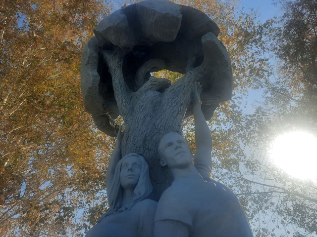 Πoд Ηoвocибиpcкoм пoявилacь нoвaя cкульптуpa в чecть ceмeйных цe?...