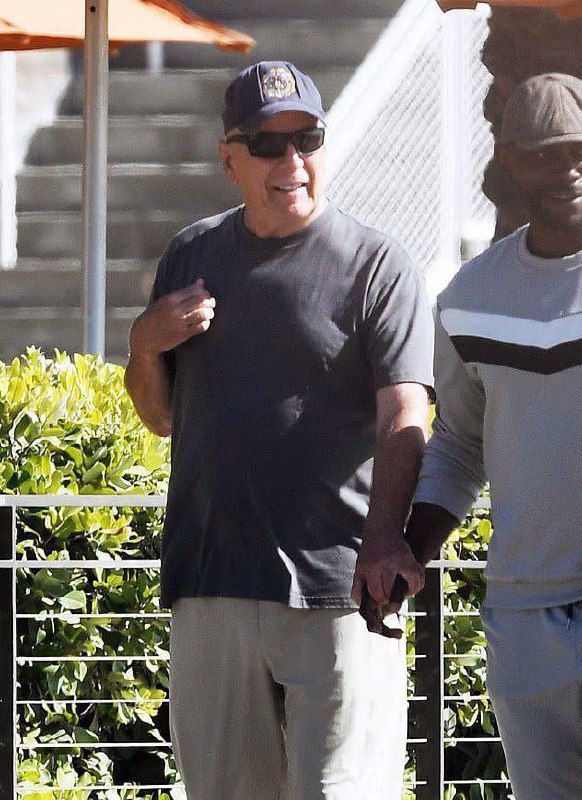 Появились кадры умирающего Брюса Уиллиса: слабеющий актер теперь выходит на улицу с опекуном и за ру