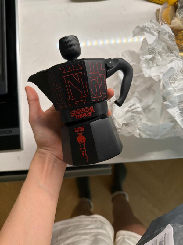 По «Очень странным делам» выпустили кофеварку — она играет музыку из сериала, когда напиток готов. В