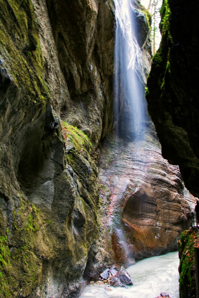 🌍 Ущелье Партнахкламм, Германия
Живописное ущелье, г?...