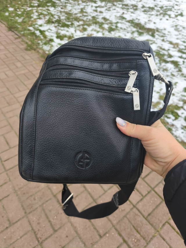 Найдена чёрная барсетка, у Чоглокова. Отдам по описани?...