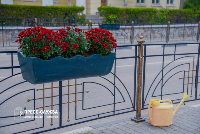 🌸Центр Евпатории украсят хризантемы
Сотрудники МБУ ?...