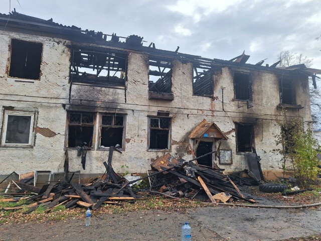 До 12 часов дня пожарные тушили в Чайковском расселенны...