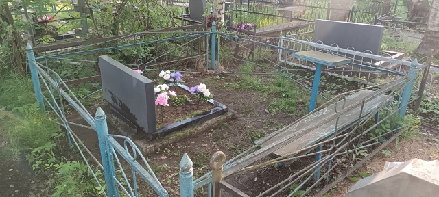 Необходимо покрасить оградку, скамейку и стол на кладб...