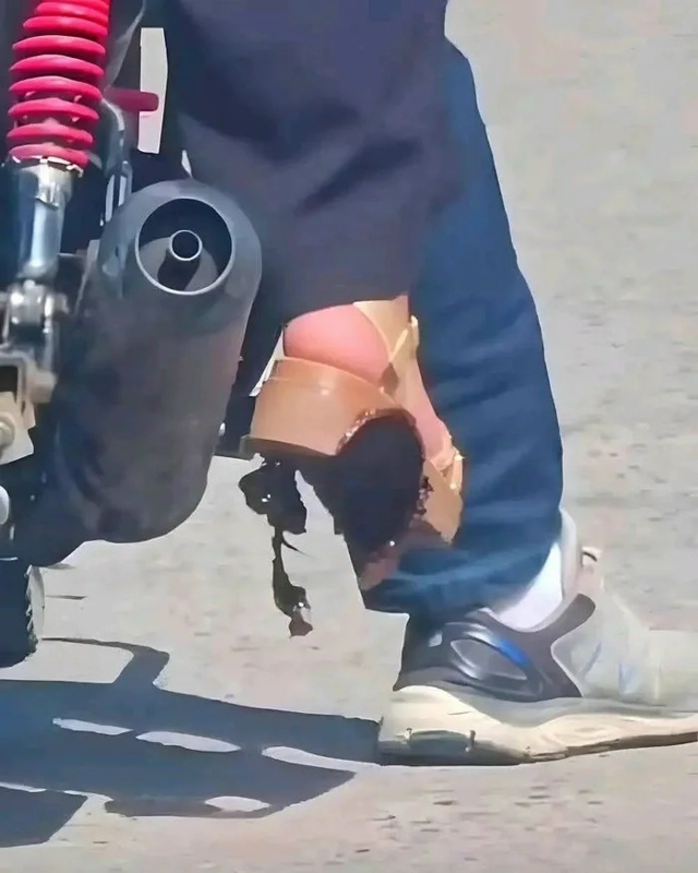 Зато нога в тепле⁠⁠