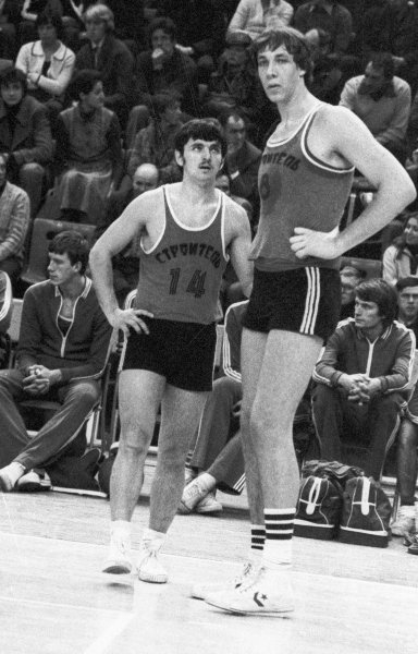 За всю историю, самым высоким баскетболистом в мире бы?...