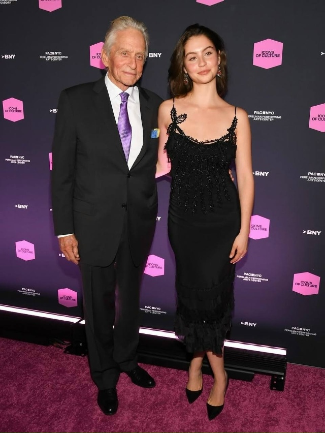 22-летняя Кэрис Дуглас появилась на мероприятии в Нью-Й?...