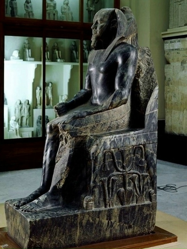 Диорит - прочнейший минерал на Земле.
Он не поддается ?...