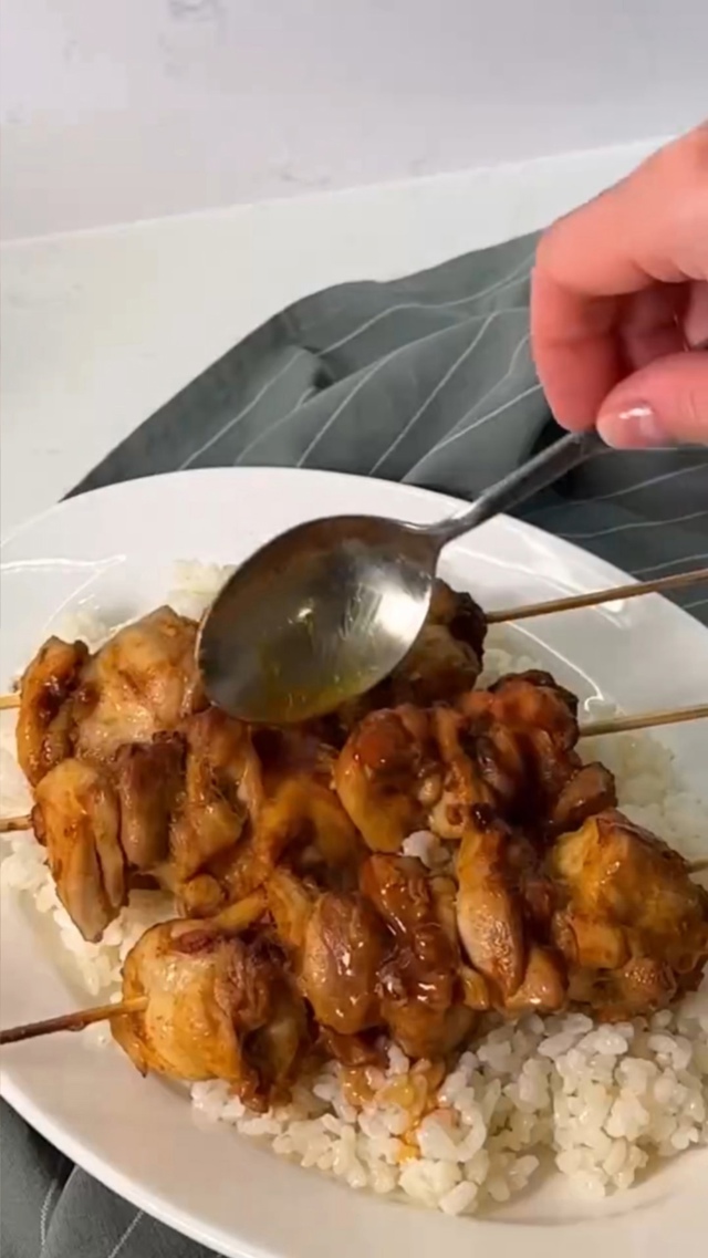 Потрясающие шашлычки из курицы в духовке - лучший обед ...