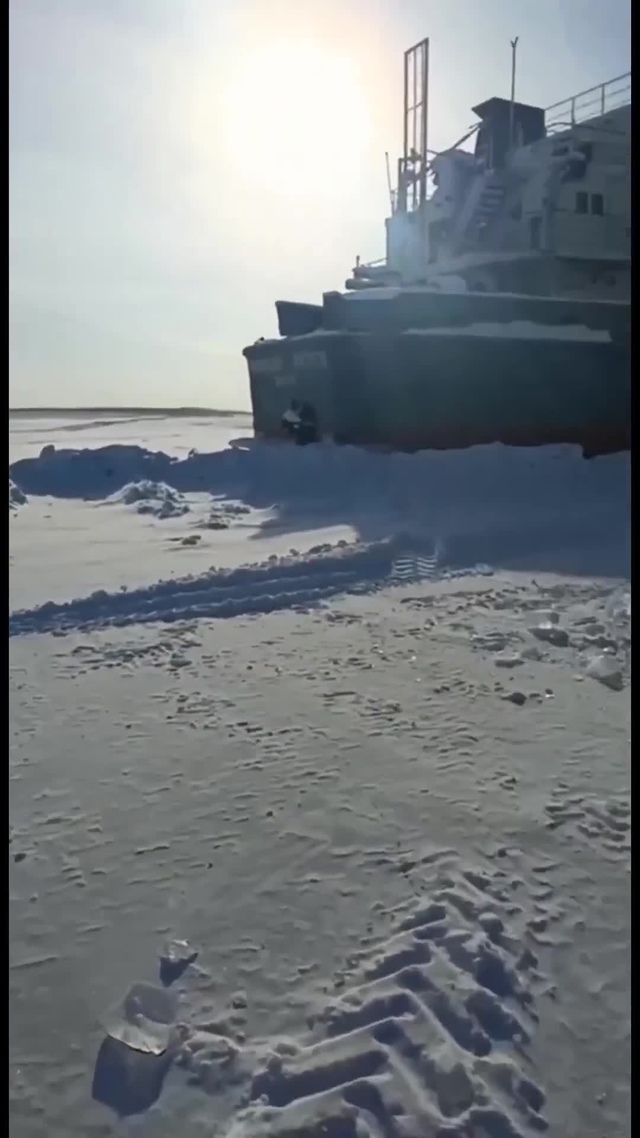 ❄️ В Якутии рабочий-ледорез продемонстрировал впечат...