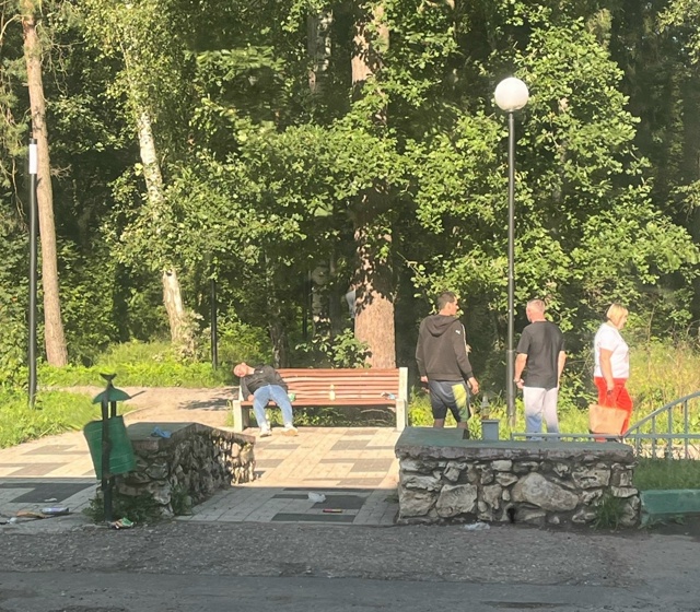 Всю ночь на парковке и лавках сбоку от 