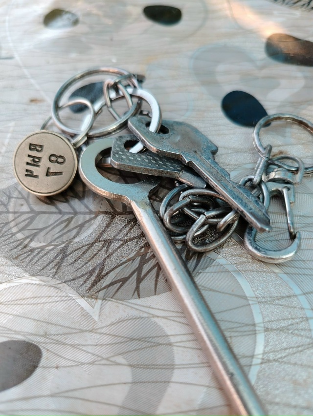 Яскино конечная, найдены ключи. Обращаться в ларек у ос...