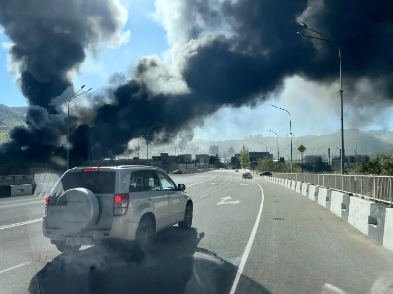⚡️После атаки беспилотников на морской терминал в Туапсе уже третьи сутки тушат пожар, и город накры