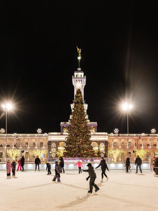 +1 место для новогоднего посещения материализовалось в Москве — каток-рекордсмен на Северном речном