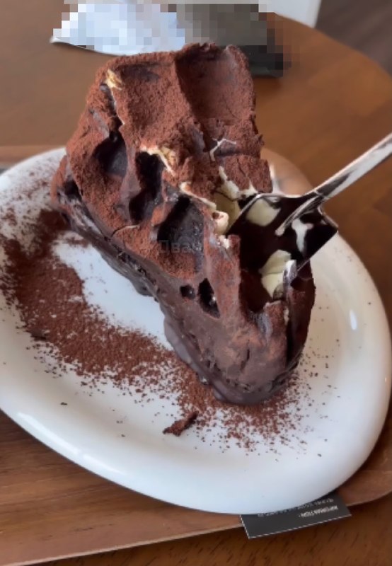 В Южной Корее открыли кафешку Rexpresso Museum, где выставили настоящие кости тираннозавра
А их гла