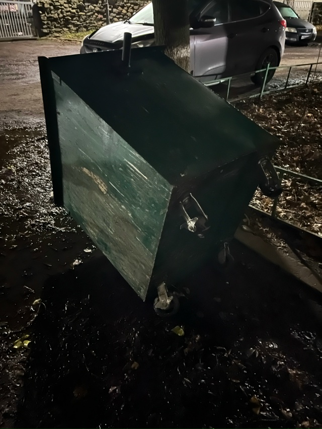 Администрация обратите внимание. Третий день лежит ба?...