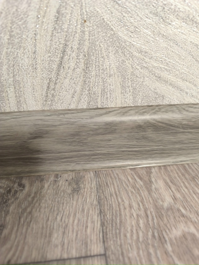 Может у кого остался кусочек такого плинтуса, нужен ку?...