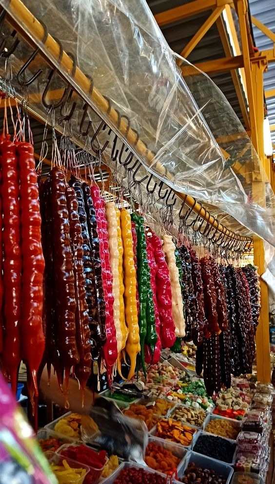 Турист стащил из лавки сладостей пять коробок чурчхел?...