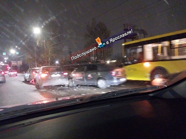 Массовое ДТП. 5 машин и автобус.
Добрынинский путепро?...
