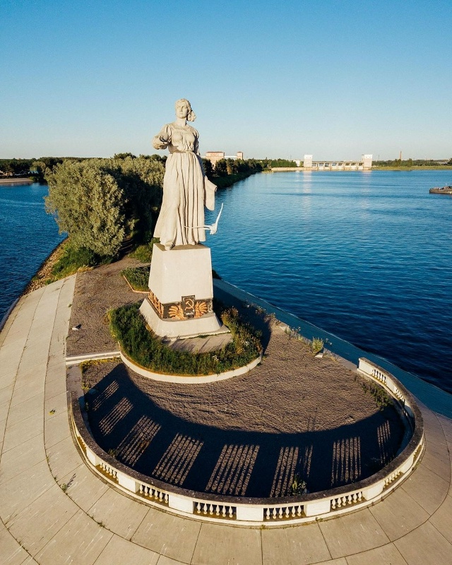 Монумент располагается на песчаной косе Рыбинской ГЭС...