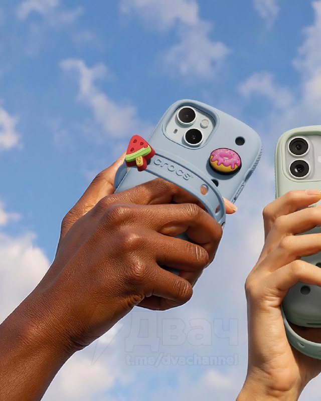 Crocs выпустили официальные чехлы для iPhone — к ним можно прикреплять джиббитсы и настраивать ремеш