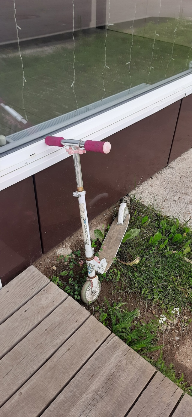 Чей потеряшка ? Стоит 3ий день у Ювелирки.