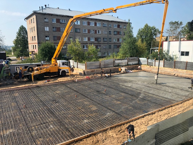 Продолжаются работы, бетонирование площадки под магаз...