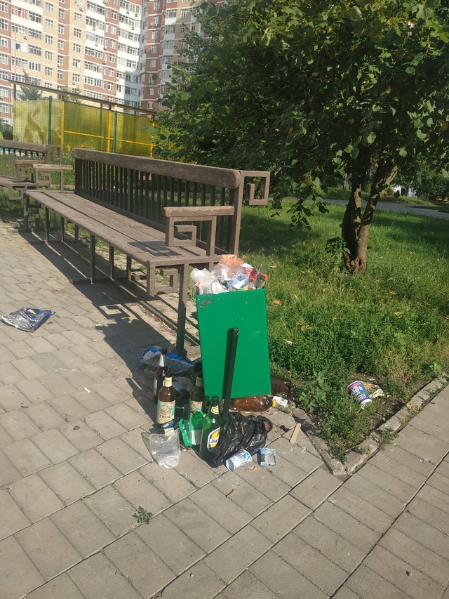 Администрация. Урны поставили на аллее Твардовского 26 ...