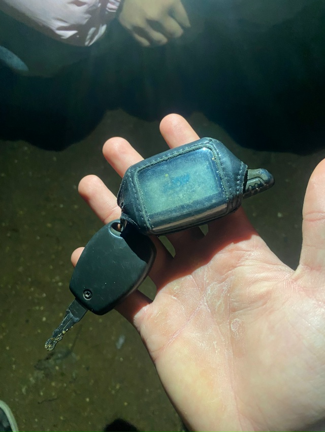 нашел ключи от машины на площадке 11 дома 1 мкр под лавко...