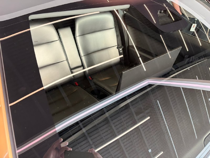 Tesla выкатила первый серийный электрокар без руля и педалей — Cybercab
В салоне машины остался тол