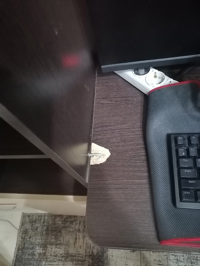 Отдам стол бесплатно. Есть не большой скол. 8 992 053 90 99