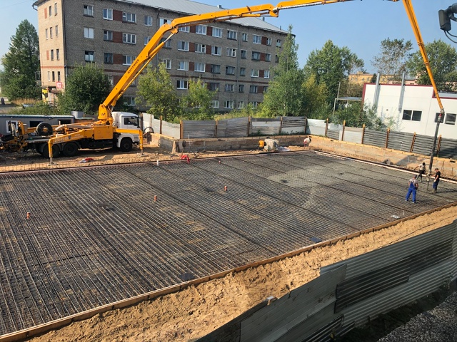 Продолжаются работы, бетонирование площадки под магаз...