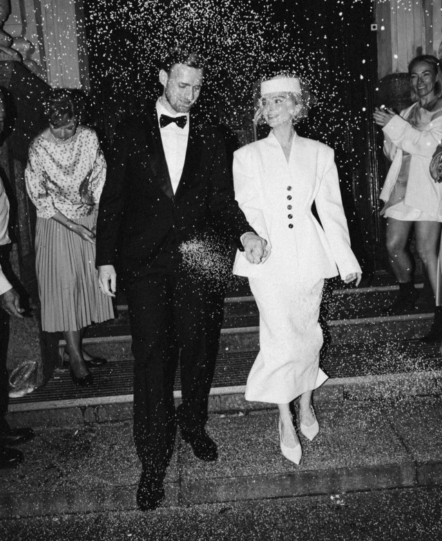 Элегантный образ невесты 👰
А эта шляпка – настоящая ?...