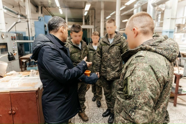На заводе «Респиратор» побывали особенные гости. Пред?...