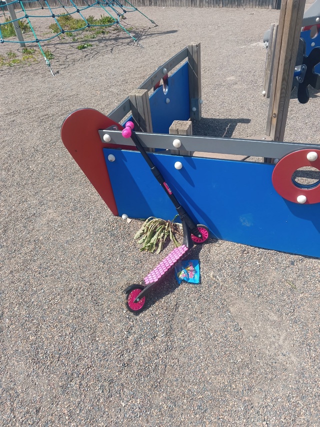 Кто оставил самокат детский на плошядки рядом с магази...