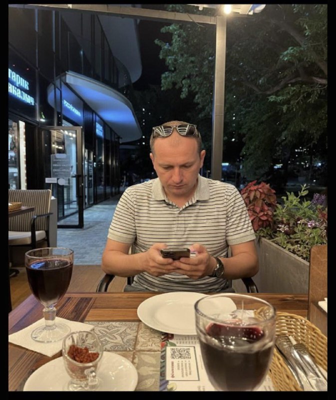 Девушка попросила убрать мужика с фото, после чего в комментариях начался сущий Ад.
Нейросети созд