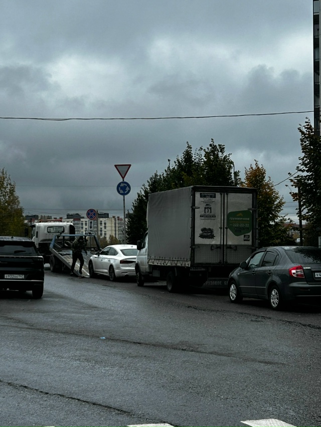 На ИК эвакуируют машины, кого еще не забрали, бегите пе?...